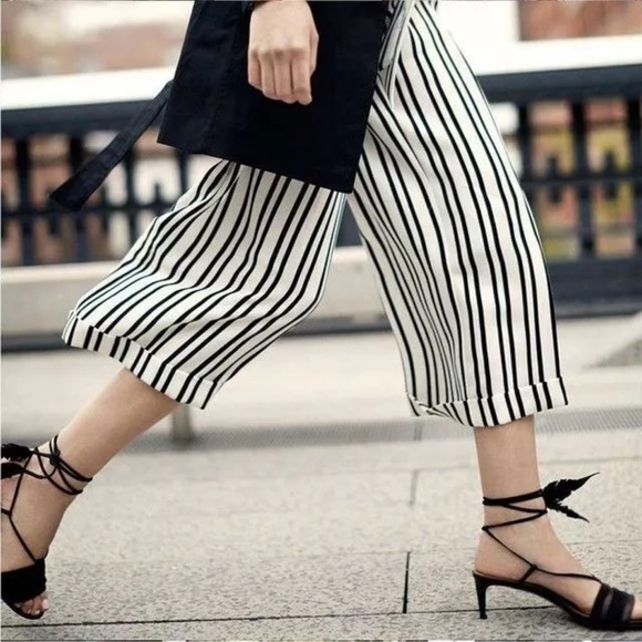 Banana Republic Kitten Heels in Size 6 - Picture 2 of 11